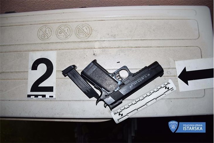 Jedan od pištolja korištenih u akciji (foto PU istarska)